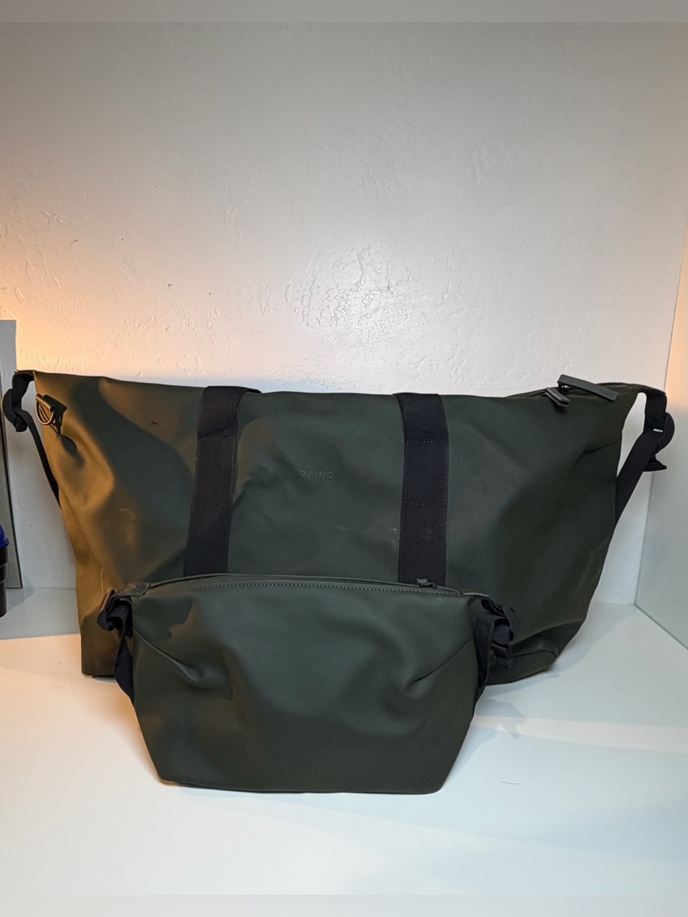 Rains Hilo Weekend Bag Large with Rains Hilo Wash Bag Olive Green
